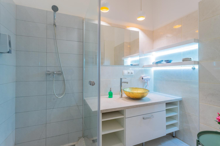 Bathroom 2, Urban Harmony Studios & Apartment on Akacfa Street, Budapesti