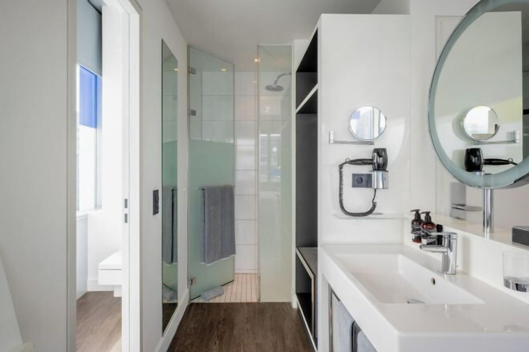 Bathroom 2, Innside by Meliá Düsseldorf Hafen, Düsseldorf