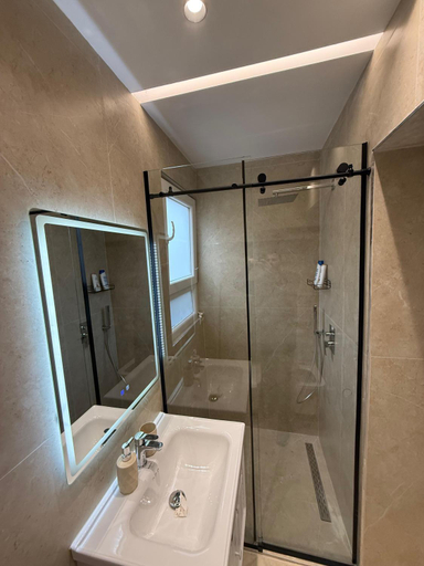 Bathroom 2, Henry's Apartment, Tiranës