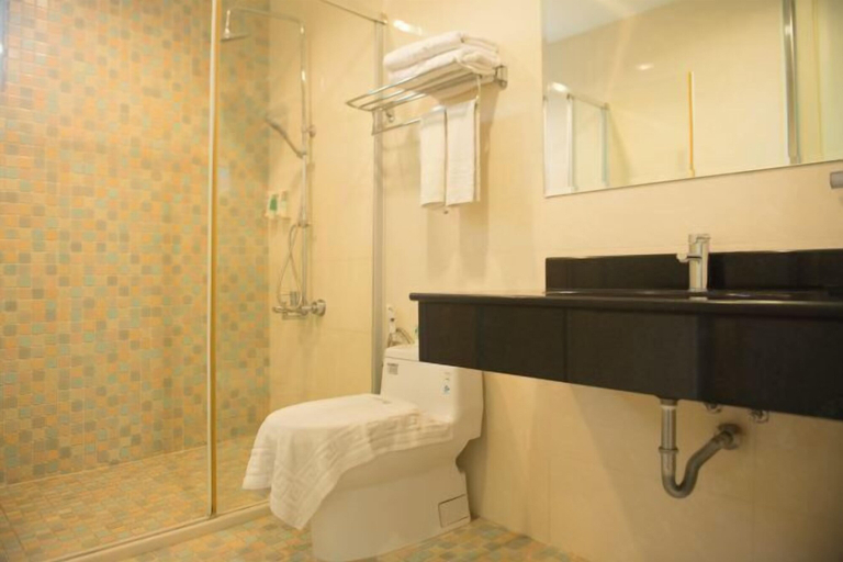 Bathroom 4, Kenting Green Yard Hostel, Pingtung