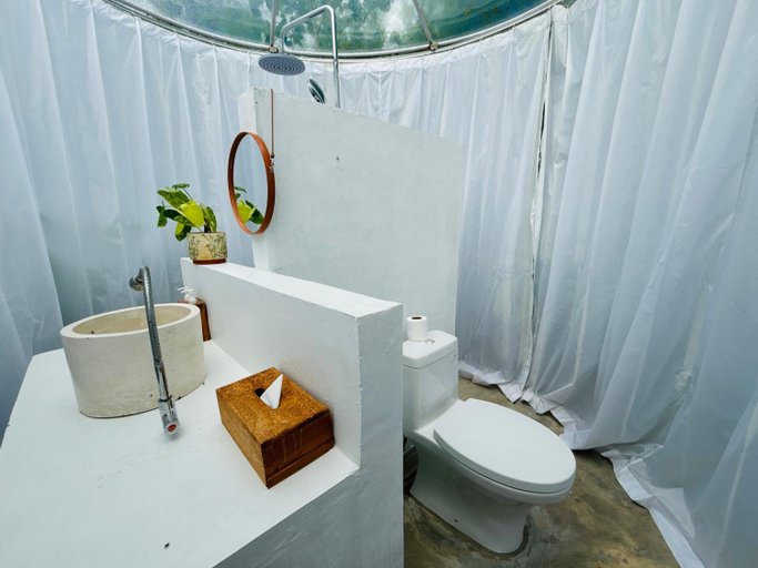 Bathroom 4, De'Ra Hills Camp Kintamani, Bangli
