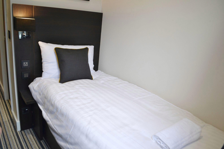 Bedroom 3, The Tudor Inn Hotel, London