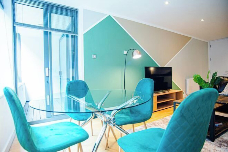 Room 3, Thesqua.re Saffron Hill Apartments, London