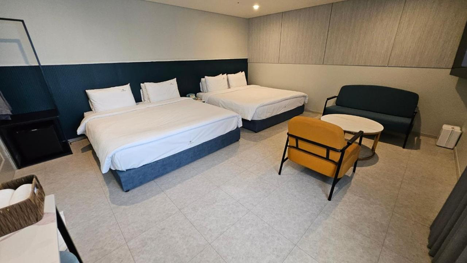 Bedroom 4, Cherryblossom, Jinhae