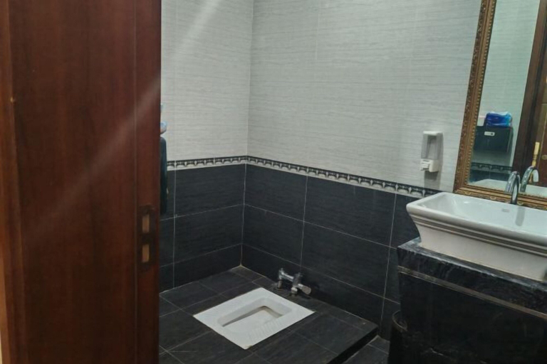 Bathroom 4, Peninsula Hotel, Ya'an