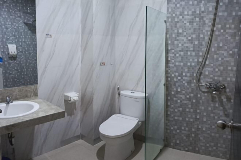 Bathroom 3, Alzara Hotel Syariah, West Jakarta