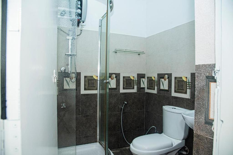 Bathroom 3, Sky Garden Hotel Kandy, K.F.G. & G. Korale