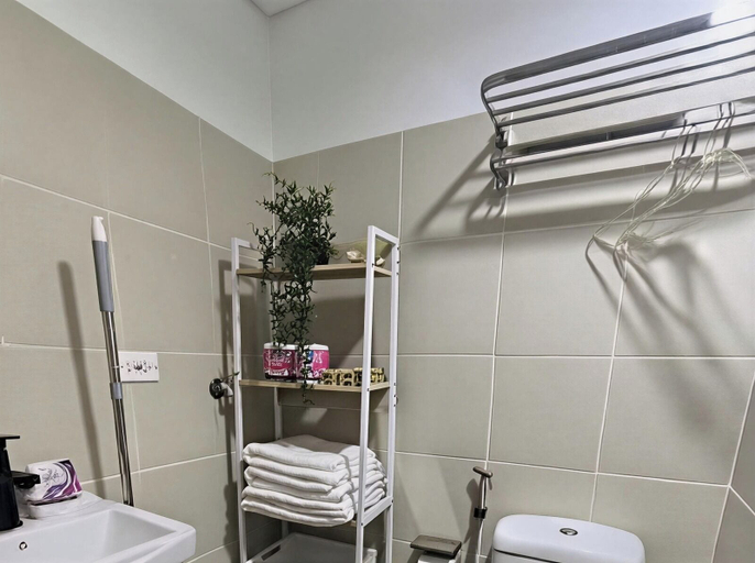 Bathroom, Urban Oasis at A&K Vibes City-View Condo, Quezon City