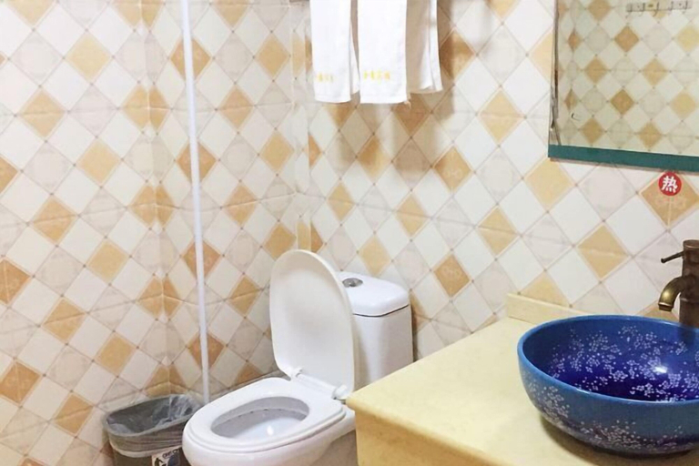 Bathroom 2, Jinxinbinguan, Qujing