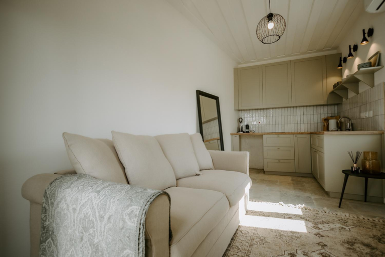 Others 4, Smaragda's Guest Rooms