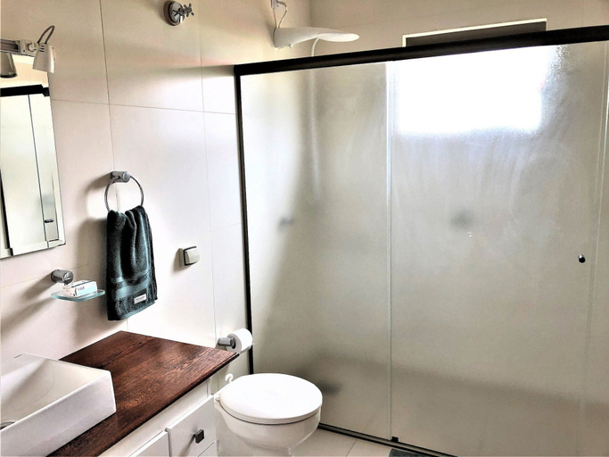 Bathroom 4, Casa de Campo Ideal para Famílias e Amigos, Quadra