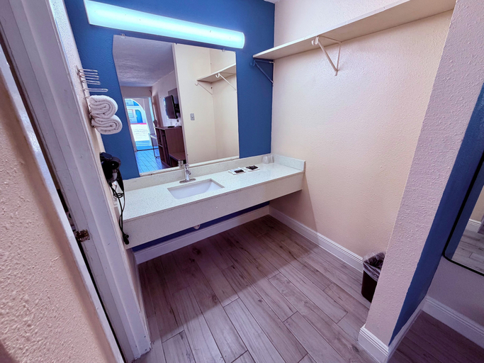 Bathroom 4, Guest Inn & Suites, Houston
