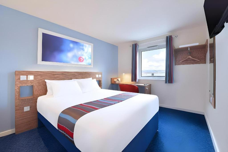 Bedroom 5, Travelodge Alton Four Marks, Hampshire