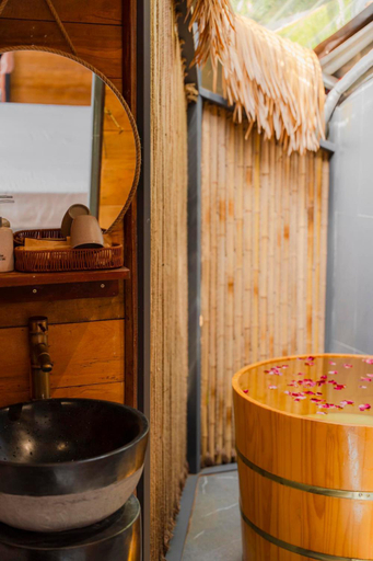Bathroom 4, Co Homestay, Buon Ma Thuot