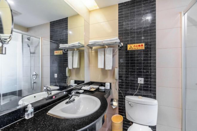 Bathroom 3, Shiping Tian Yuan Hotel, Honghe Hani and Yi