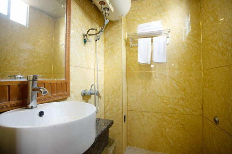 Bathroom 5, Libo Yucai Business Hotel, Qiannan Buyei and Miao