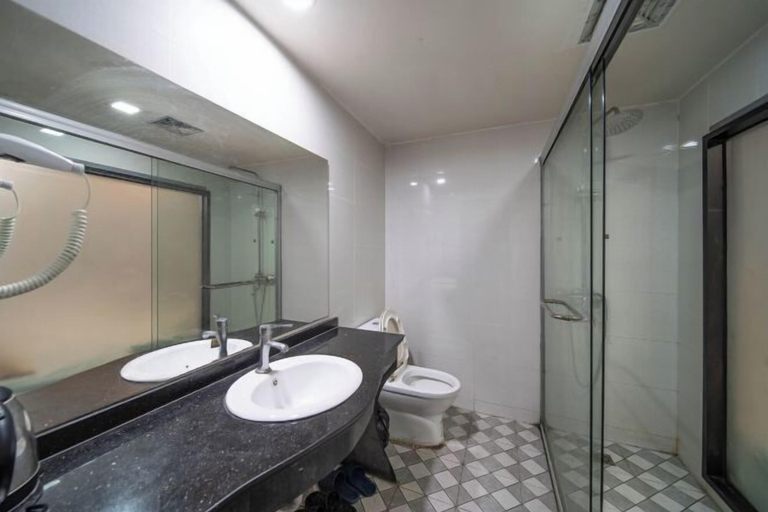 Bathroom 3, Shanghai Lijingyuan Hotel, Shanghai