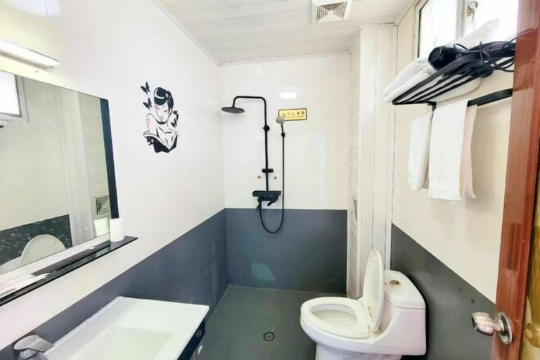 Bathroom 3, Zuji Youth Hostel, Dali Bai