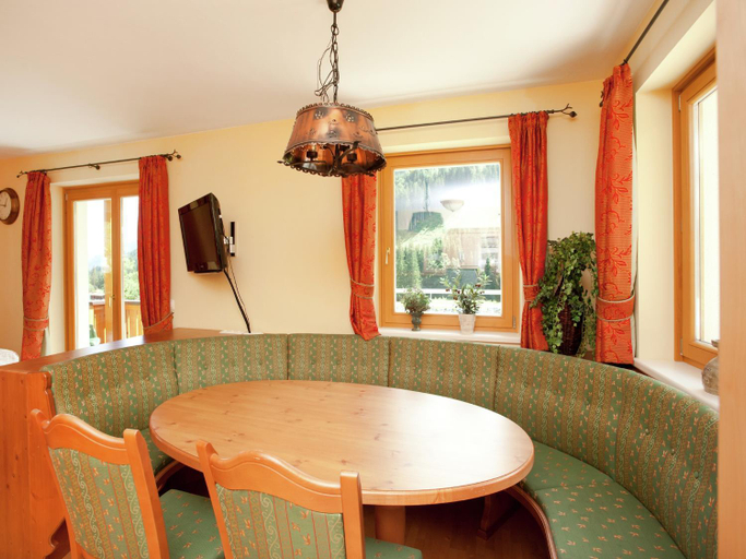 Others 4, Chalet in Saalbach near Ski Lift, Zell am See