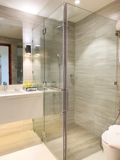 Bathroom 5, The Tropics at MacArthur Park Resort and Convention Center, Palo