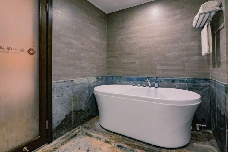 Bathroom 3, TONGXINLAKE HOTEL, Zhuzhou