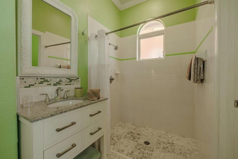 Bathroom 3, Villa Terracotta, Lee