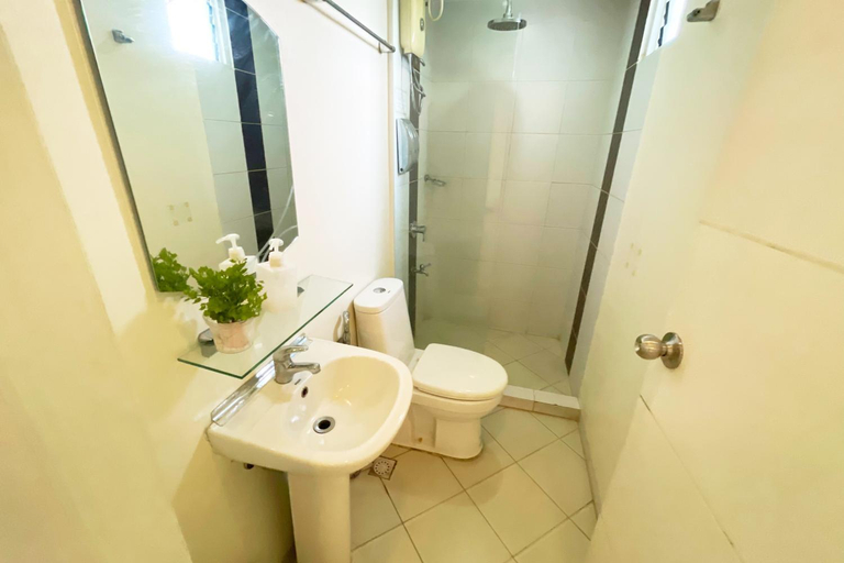 Bathroom 3, H Hotel Quezon City, Quezon City
