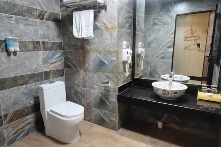 Bathroom 4, Maple Leaf Hotel (Lipu), Guilin