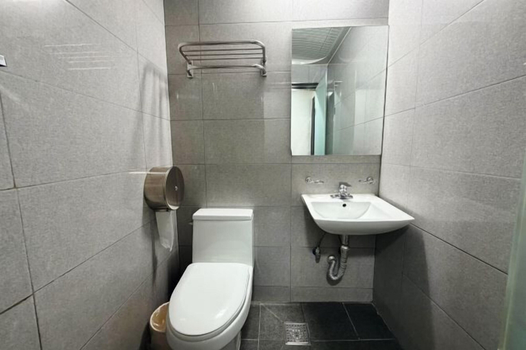 Bathroom 5, Carlton Hotel, Nam