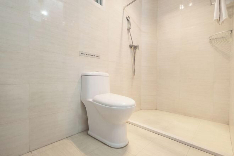 Bathroom 3, Gulangyu Youxiang Hostel, Xiamen