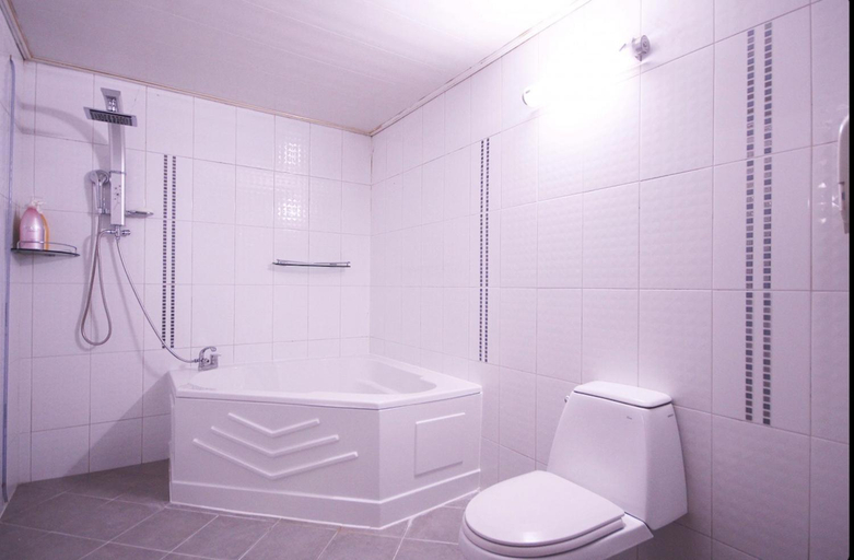 Bathroom 5, Daegu Dongdaegu Station Lane, Buk