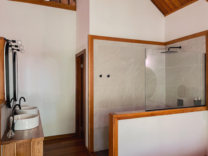 Bathroom 3, Gaia Nature Lodges at Bluff Beach, Bocas del Toro