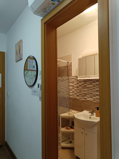 Bathroom, Sobe pri Rozi, Postojna