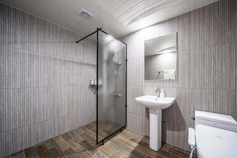 Bathroom 5, Cherryblossom, Jinhae