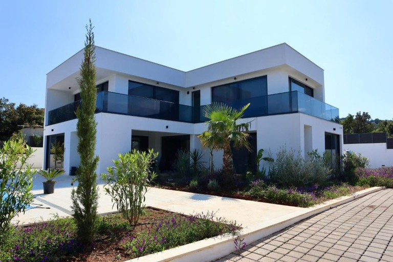 Building design 2, Villa Olynthia, Šolta