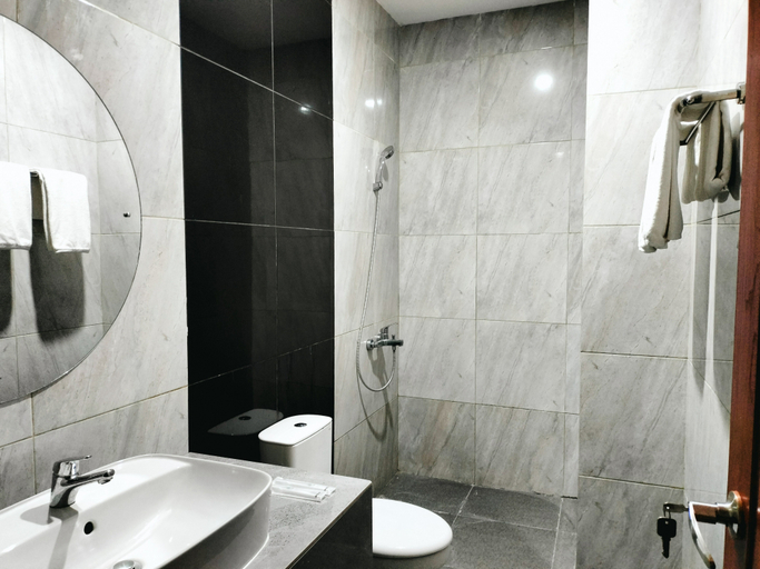 Bathroom 5, Hotel Indria, Bukittinggi