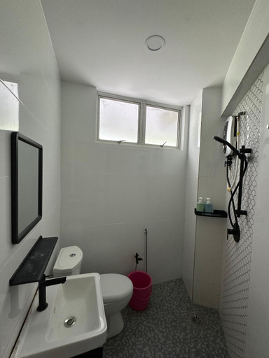 Bathroom 2, Golden Straits Villas Beach Resort - Nomad Homestay, Port Dickson