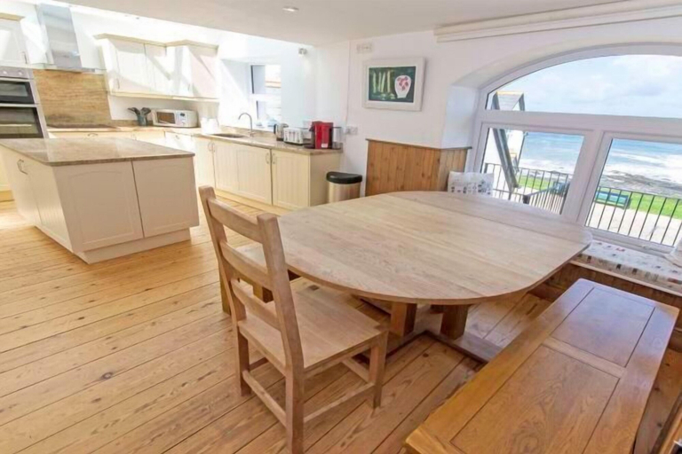 Room 4, Stables - BEST Sea views in Croyde! Sleeps 8, Devon