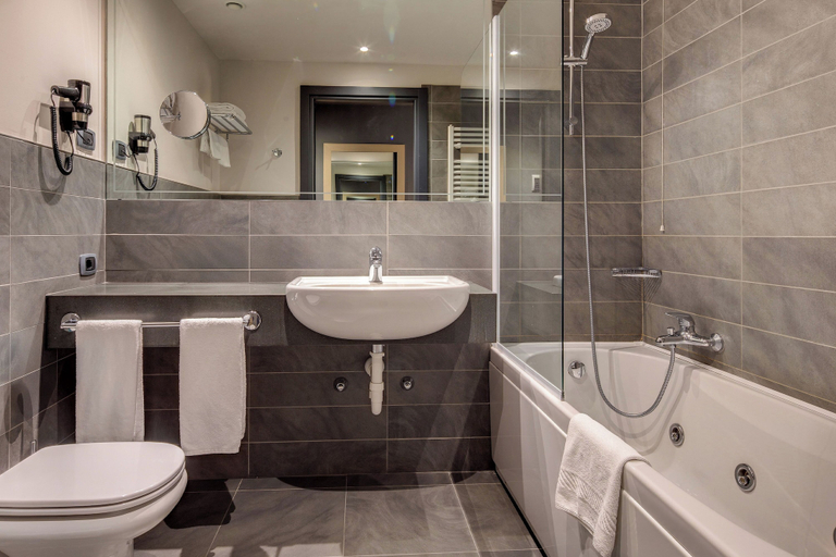 Bathroom 4, B&B HOTEL Expo Verona Villafranca, Verona