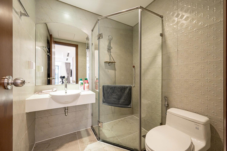 Bathroom 3, Stunning Landmark 81 View Apartment in Vinhomes CentralPark Saigon, Bình Thạnh