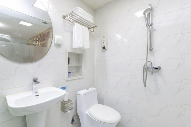 Bathroom 4, Golden Inns (Beijing Dajiaoting), Beijing