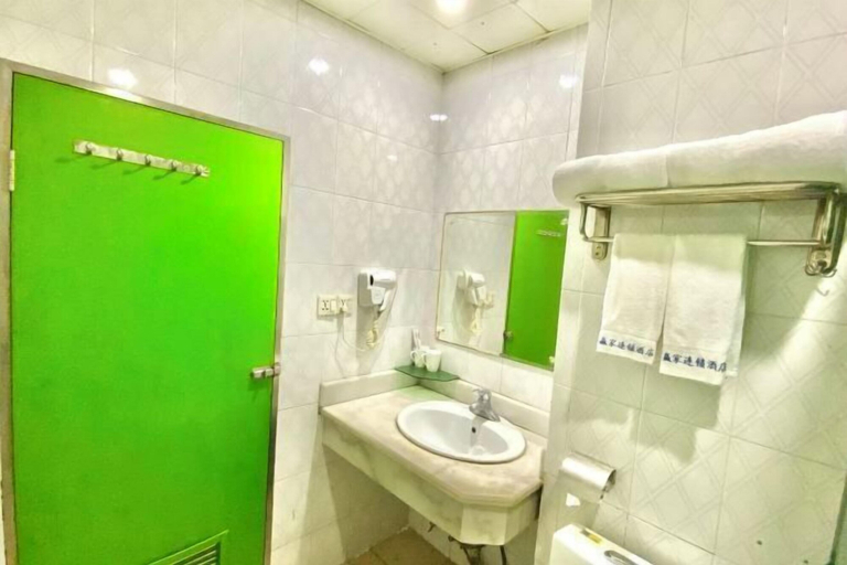 Bathroom 3, Yingjia Chain Hotel (Dongguan Xiaobian), Dongguan