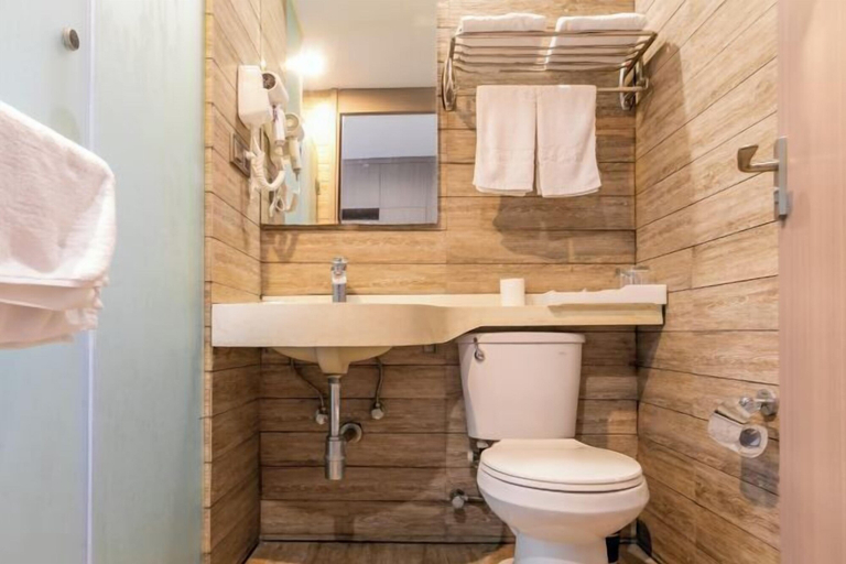 Bathroom 4, Haizhilv Holiday Hotel, Zhoushan
