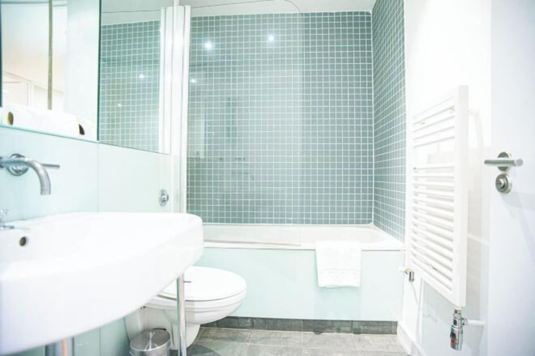 Room 5, Thesqua.re Saffron Hill Apartments, London