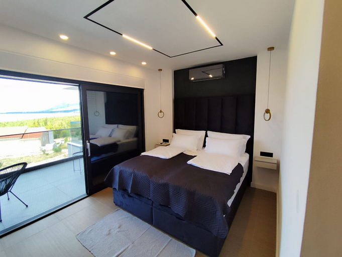 Room 5, Lux Villa Serene With Heated Pool, Jasenice