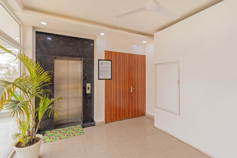 Elevator 3, Treebo Arya Palace With Swimming Pool, Dehradun
