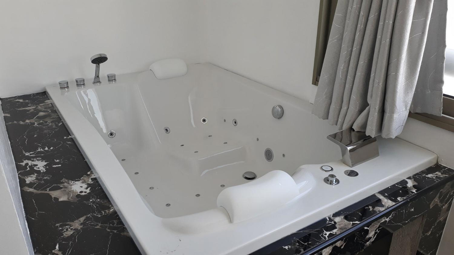 Bathroom 4, Patong Beach 1 Bedroom Apartment, Pulau Phuket