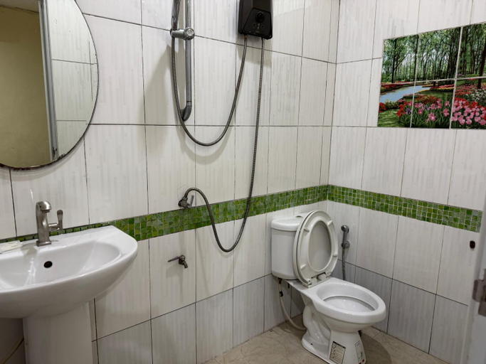 Bathroom 4, Ruen Thong Resort, Thai Mueang