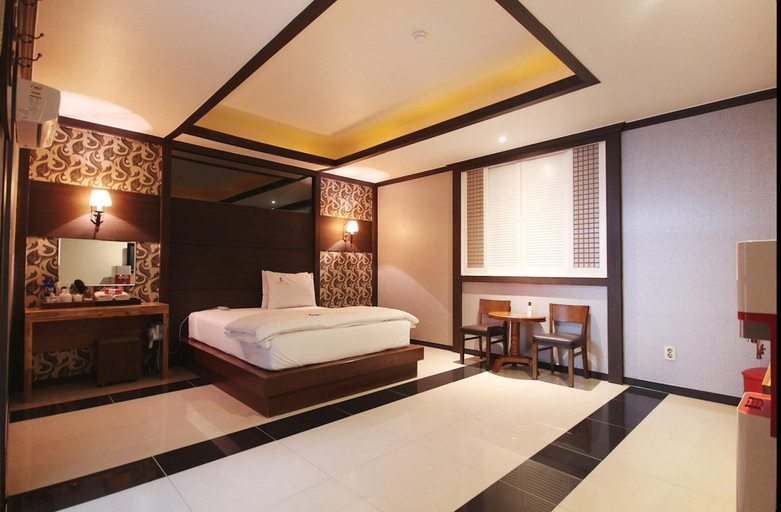 Bedroom 3, Daegu Dongdaegu Station Lane, Buk
