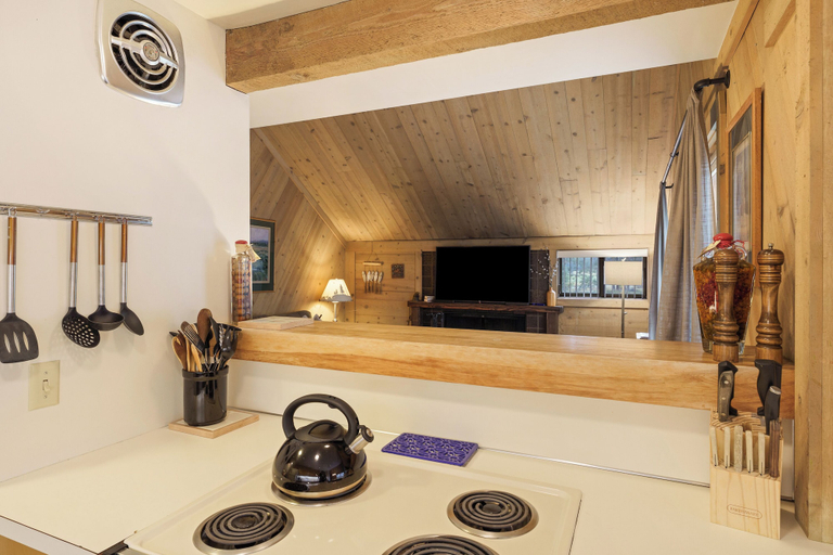Interior 5, Pole House 99, Deschutes